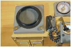 funktionstüchtiges Radarsichtgerät, Brückentelefon und Kompass